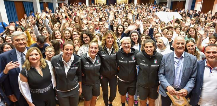 Palermo: centinaia di studenti all'incontro con la calciatrici azzurre
