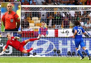 Curiosità: l'arbitro Webb imita il "cucchiaio" di Pirlo e Totti