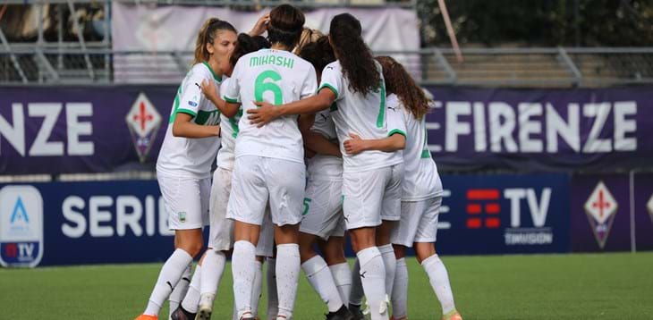 Il Sassuolo batte 3-1 la Fiorentina e vola in vetta, successo della Roma, pari tra Napoli e Inter