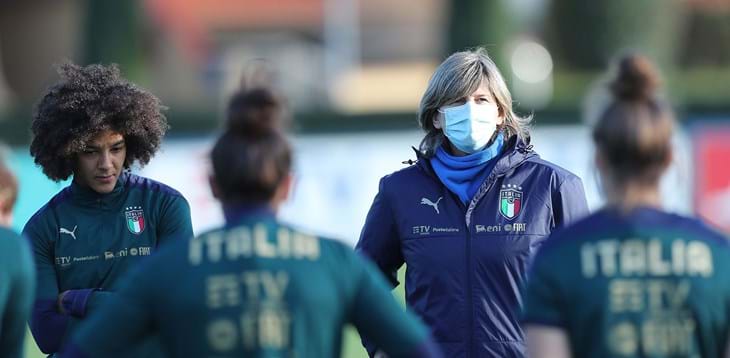 Le Azzurre lasciano il ritiro di Coverciano. Diramata la lista delle 24 calciatrici in partenza per la Danimarca