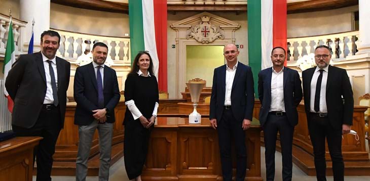 Reggio Emilia è pronta per la finale: il trofeo esposto nella Sala del Tricolore. Mantovani: “Ringraziamo la città”