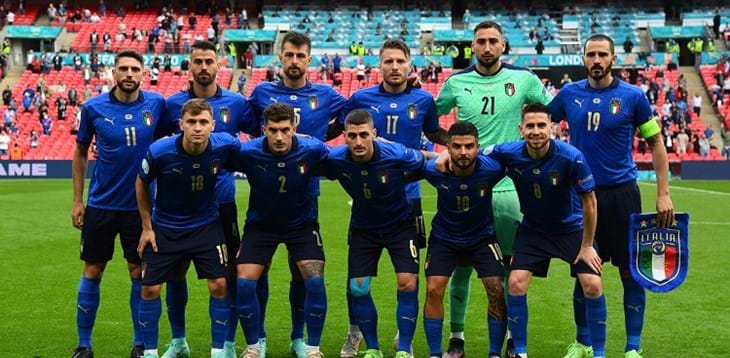 L’omaggio della Nazionale a Raffaella Carrà nel riscaldamento della semifinale con la Spagna