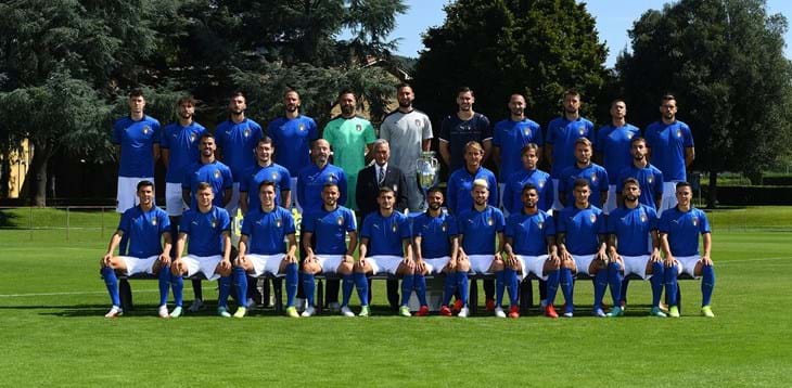 A Coverciano foto di gruppo con la Coppa dell’Europeo, il presidente Gravina in visita all’Ospedale Meyer