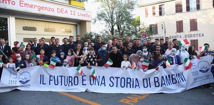 Gli Azzurri tornano al ‘Bambino Gesù’ con la Coppa dei Campionati Europei