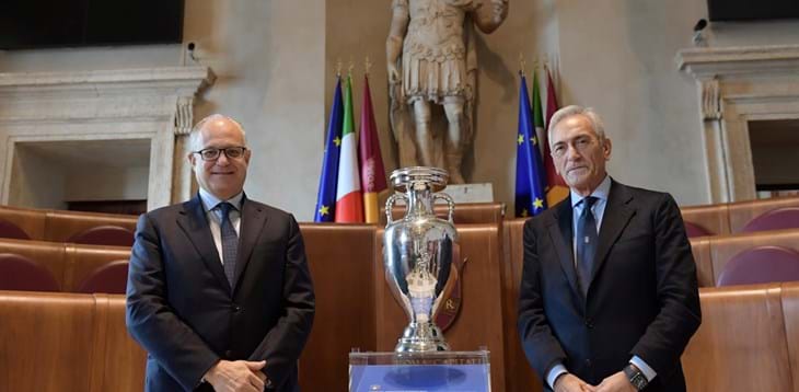 Esposta in Campidoglio la Coppa dell’Europeo. Gualtieri agli Azzurri: “Roma come sempre al vostro fianco”