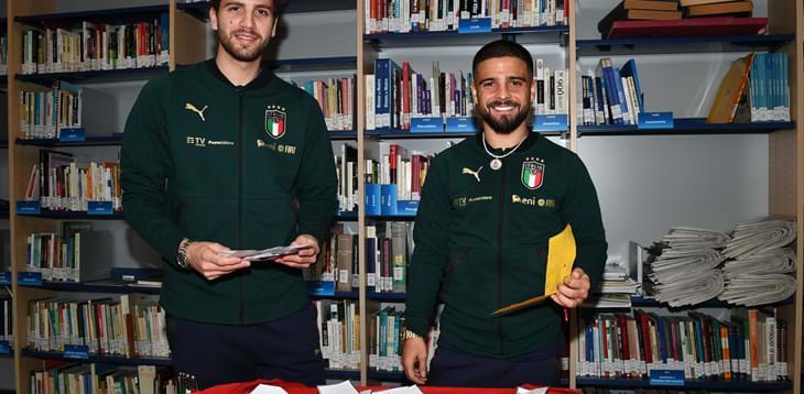 Insigne e Locatelli aprono le letterine dei piccoli visitatori del Museo del Calcio consegnate agli Azzurri