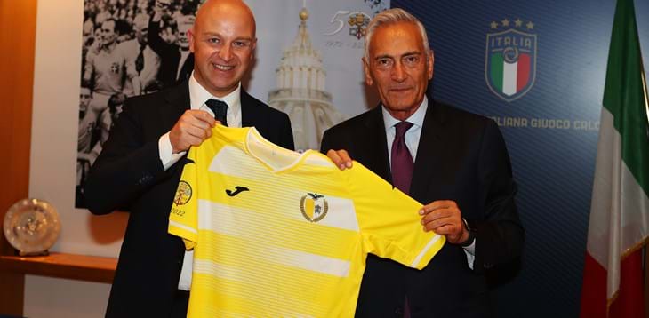 Presentata in FIGC la maglia commemorativa del 50° anniversario dell’ASD Sport in Vaticano