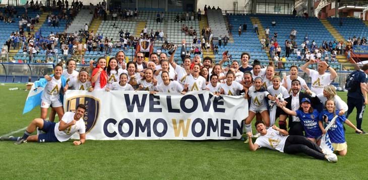 Il Como batte 5-0 la Roma CF e festeggia la promozione in Serie A