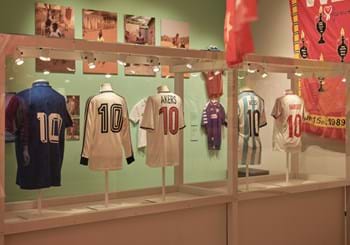 A Londra una mostra sul rapporto tra ‘Football’ e design con quattro cimeli prestati dal Museo del Calcio