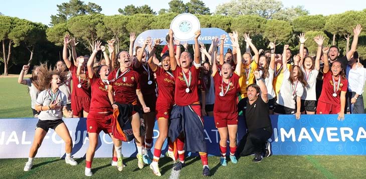 Festa giallorossa a Tirrenia: la Roma supera 2-0 la Juve e si aggiudica il terzo titolo consecutivo