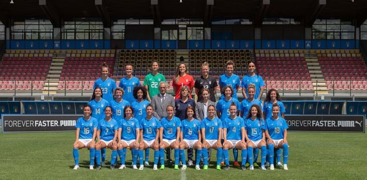 Scatto Europeo: le Azzurre posano con la nuova maglia realizzata da Puma in collaborazione con Liberty