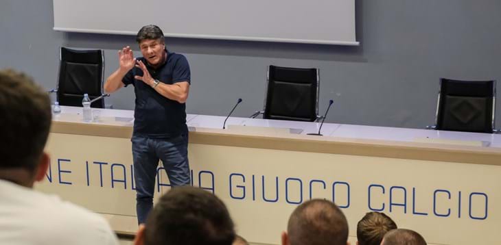 Si chiude il corso per allenatori UEFA A: in cattedra, nell’aula magna di Coverciano, Walter Mazzarri