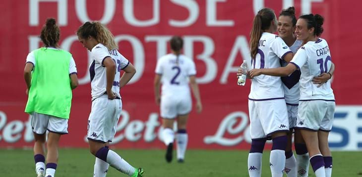 La 5ª giornata si apre con Como-Inter. La Fiorentina sfida il Sassuolo, domenica spazio a Juve e Roma