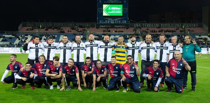 Giornata internazionale dei diritti delle persone con disabilità: i giocatori di Cagliari e Parma accompagnati in campo dagli atleti paralimpici