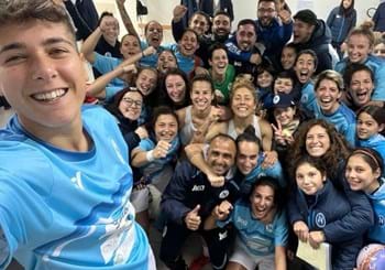 Il Napoli vince 2-0 il big match con la Lazio e si porta a -2 dalla vetta, frenano Cesena e Ternana