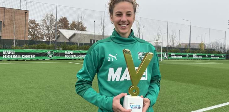 Il ruggito di Tomaselli: “Sono tornata”. La centrocampista del Sassuolo è la quarta vincitrice del premio