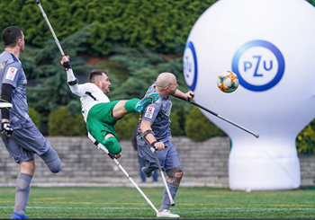 Chi ha segnato il gol più bello del 2022? Un calciatore disabile! L'esemplare storia di Marcin Oleksy, premiato dalla FIFA