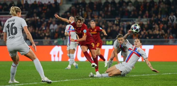 Roma a Barcellona per l'impresa: le giallorosse al Camp Nou per ribaltare lo 0-1. Spugna: