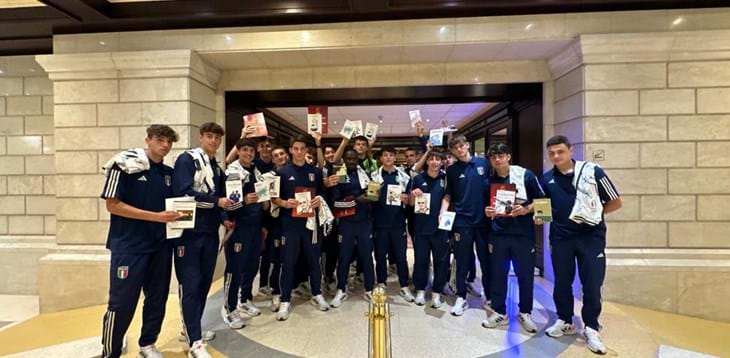 Europeo, gli Azzurrini ricevono in regalo dei libri sul calcio dall'AIC. Oggi il rientro in Italia