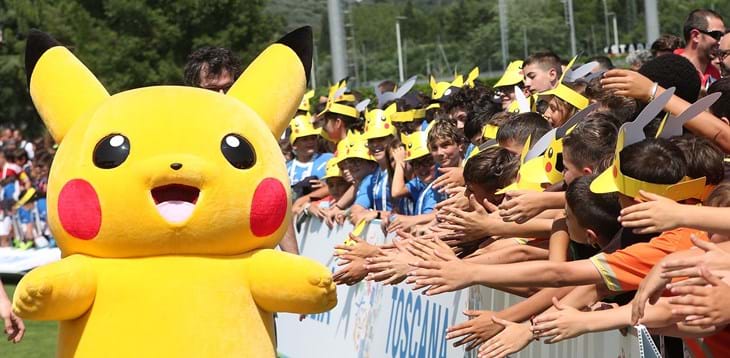 Sfide, tiri in porta e… Pikachu: i Pokémon travolgono di entusiasmo i giovani protagonisti del Grassroots Festival