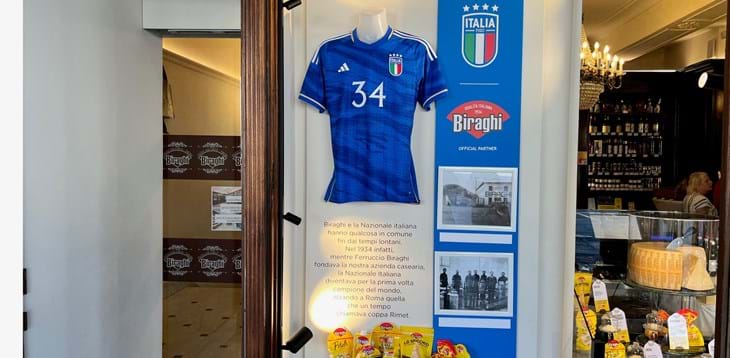 Il Salotto di Torino is tinged with blue: new window dedicated to the national team at the Biraghi shop
