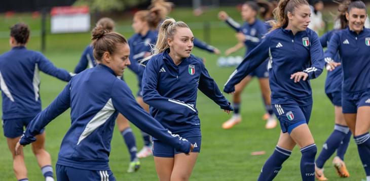 Mondiale al via con l'1-0 della Nuova Zelanda alla Norvegia. Azzurre allo stadio, in mattinata prove tattiche anti Argentina