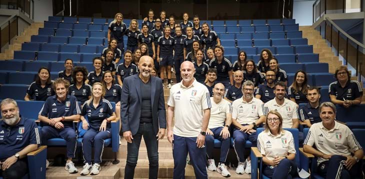 Gravina ‘saluta’ il nuovo corso delle Azzurre. L’abbraccio a giocatrici e staff anche dal neo Ct Spalletti