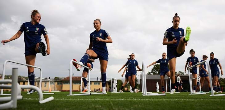 Verso l’esordio nella UEFA Women’s Nations League: ultimo allenamento a Coverciano, poi partenza per la Svizzera