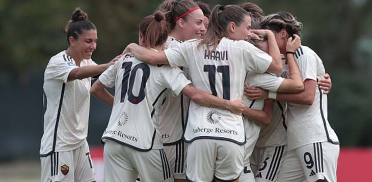 La 2ª giornata si apre con Roma-Como. La Juve ospita la Sampdoria a Biella, lunedì Inter-Fiorentina