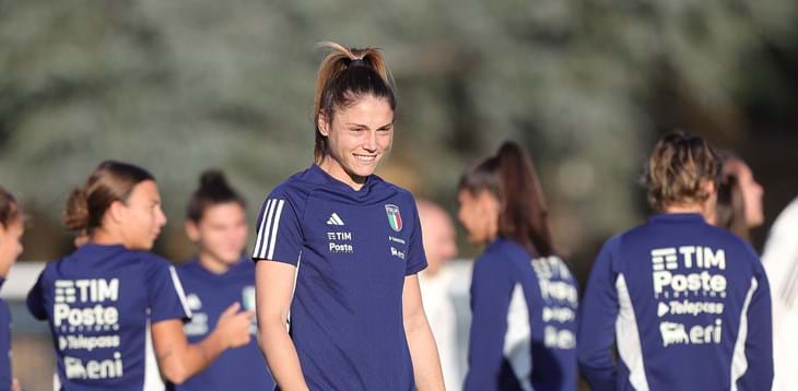 Le Azzurre a Coverciano, guardando alla sfida con l’Irlanda e con il cuore vicino a Gama. Salvai: “Unica e insostituibile”