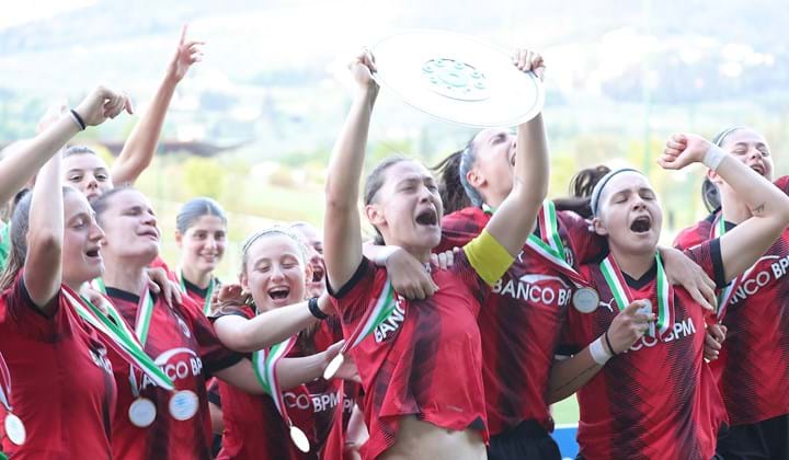 Al Viola Park è delirio rossonero: Milan campione d'Italia
