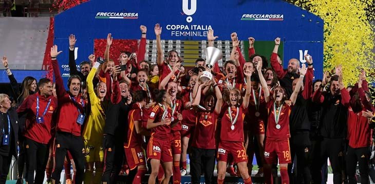 Doppietta Roma: dopo lo scudetto, le giallorosse alzano il trofeo. Fiorentina ko ai rigori. Gravina: