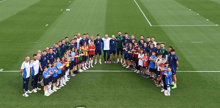 Primo allenamento a Coverciano, in campo anche 20 bambini con le maglie delle squadre di Serie A. Spalletti: “L’Azzurro ci unisce sempre!”