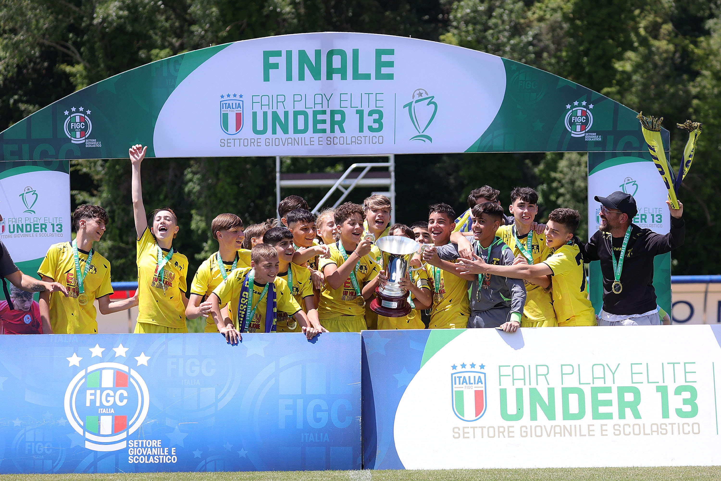 Il Real Casarea festeggia la vittoria del torneo 2023-2024