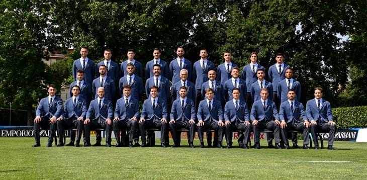 Giacca blu due bottoni, pantaloni dritti in denim e camicia azzurra. Ecco la nuova divisa formale della Nazionale firmata Emporio Armani