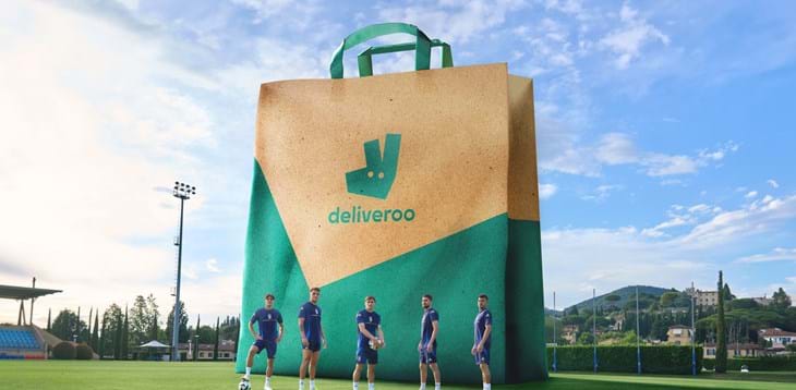 Quando gli Azzurri giocano, Deliveroo scende in campo. Il fake out of home realizzato a Coverciano con la Nazionale