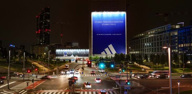 'Uomini forti, destini forti' scritto in tedesco: una maxi-affissione adidas alta 50 metri per supportare gli Azzurri al debutto a EURO 2024