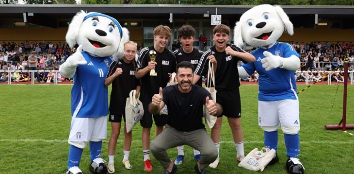 Buffon premia i vincitori del torneo della Realschule am Hemberg di Iserlohn: