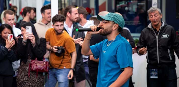 La ‘Musica Italiana’ e la gioia sfrenata: a Casa Azzurri a Milano doppia festa per Rocco Hunt e il passaggio agli Ottavi