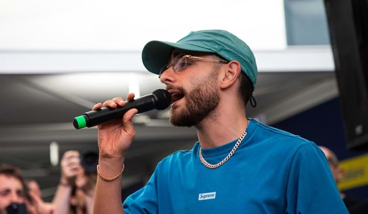 Rocco Hunt visita Casa Azzurri a Milano e canta 'Musica Italiana'