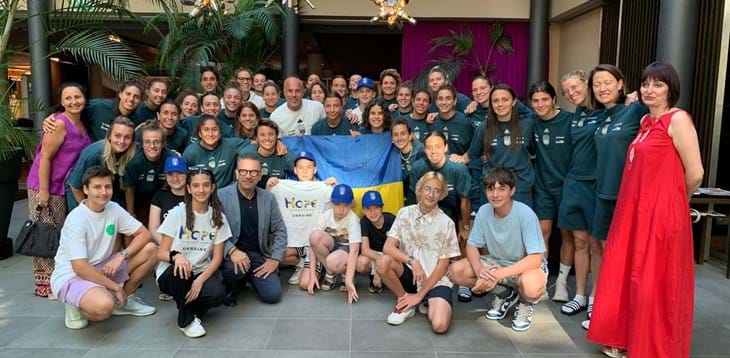 Primo allenamento al ‘Druso’ per le Azzurre. In mattinata la squadra ha ricevuto la visita di un gruppo di bambini ucraini