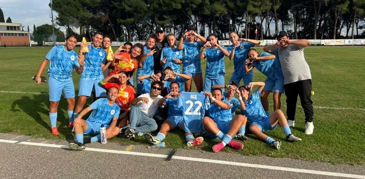 Il weekend si apre sabato con l'anticipo tra Verona e Juventus. Domenica Roma-Inter, derby a Como per il Milan, il Napoli attende la Fiorentina