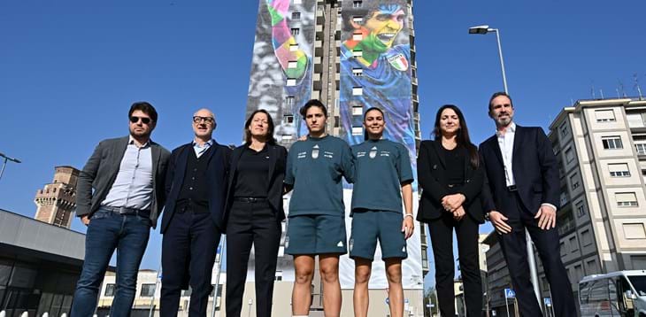 Nel ricordo di Pablito: Cappelletti e una delegazione dell’Italia in visita al murale di Rossi e alla mostra del Museo del Calcio
