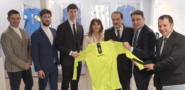 Donata al Museo del Calcio la maglia dell’arbitro Farina. Gravina: “Un uomo dai grandi princìpi morali”