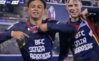 Ndoye e Beukema del Bologna festeggiano un gol mostrando la maglia dedicata al 'BFC Senza Barriere': "Ce l'avevano promesso!"