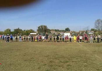 In campo con i genitori, per mano con i bambini della squadra avversaria
