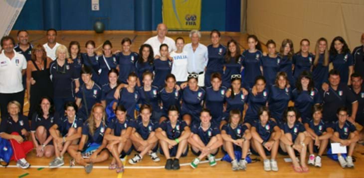 Valentina Vezzali fa visita alle ragzza di Calcio Più