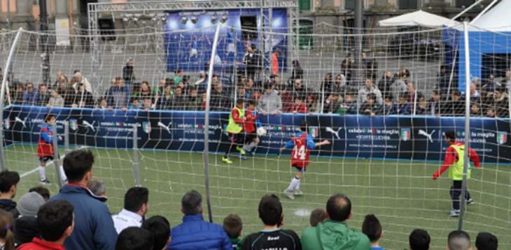La maglia azzurra a Napoli con tanti bambini