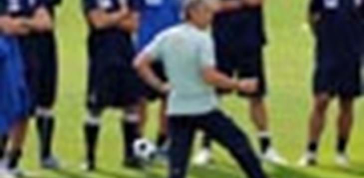 Azzurri al lavoro. Lunga riunione tecnica tra Donadoni e la squadra