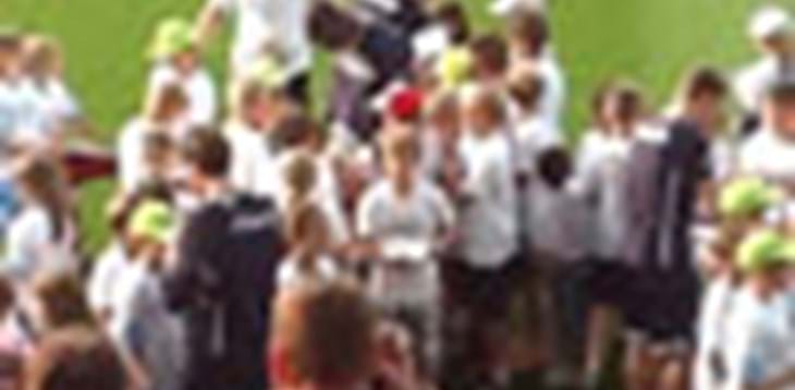 Allenamento davanti a 200 bambini. Quanti autografi per Balotelli